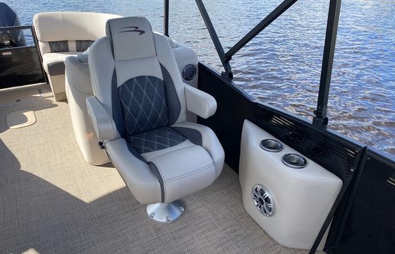 Tritoon Bennington R23 (2 DAY MINIMUM)