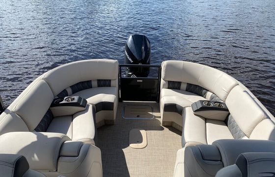 Tritoon Bennington R23 (2 DAY MINIMUM)