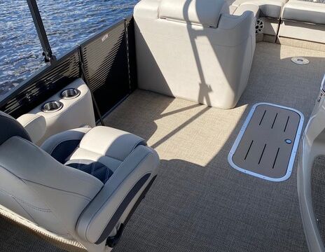 Tritoon Bennington R23 (2 DAY MINIMUM)
