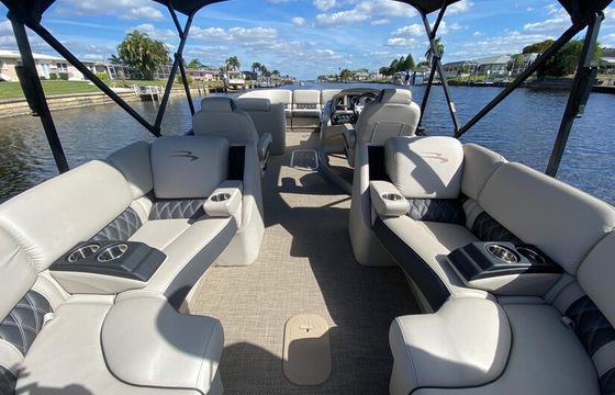 Tritoon Bennington R23 (2 DAY MINIMUM)