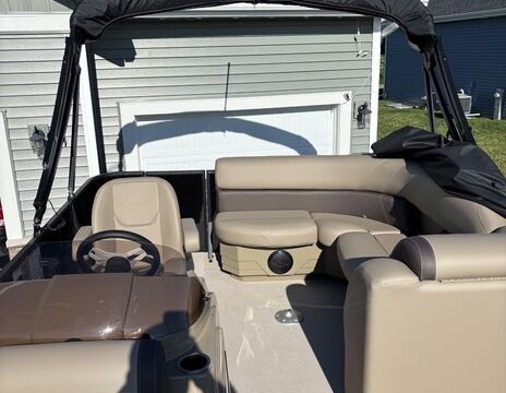 Pontoon Paradise: Sea Breeze Retreat