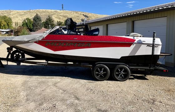 Moomba Makai 24' Fully Loaded Wakesurf Boat | Daily/Weekly