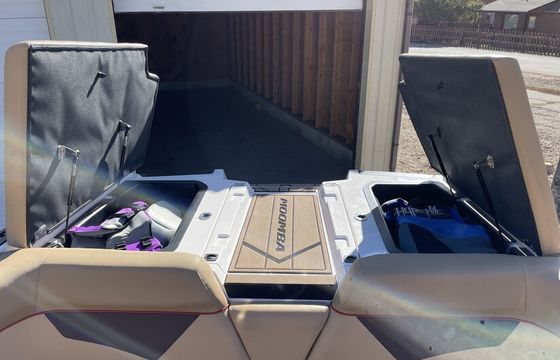 Moomba Makai 24' Fully Loaded Wakesurf Boat | Daily/Weekly