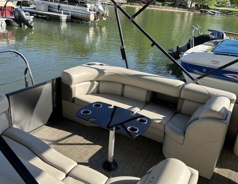 Cruise Lake Norman 24’ Harris Tritoon
