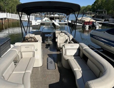 Cruise Lake Norman 24’ Harris Tritoon