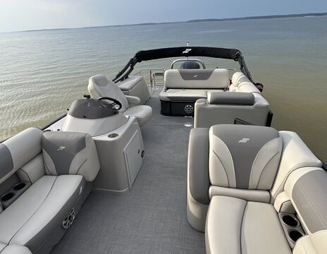 23’ StarCraft Tritoon | Seats 12 | Delivery Available
