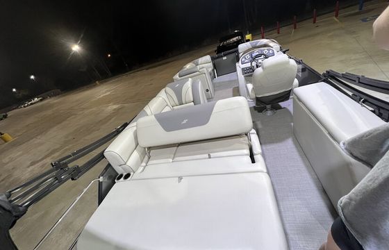 23’ StarCraft Tritoon | Seats 12 | Delivery Available