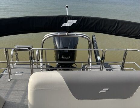 23’ StarCraft Tritoon | Seats 12 | Delivery Available