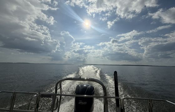 23’ StarCraft Tritoon | Seats 12 | Delivery Available