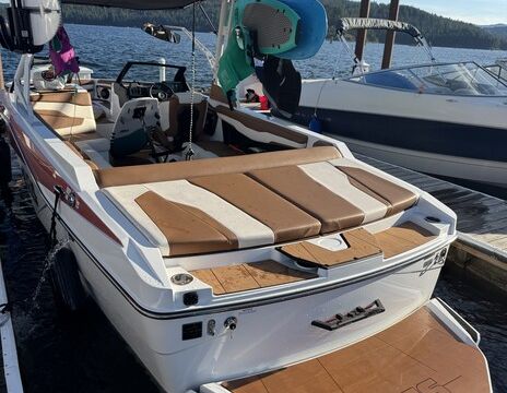 2024 Axis T235 wakesurf (16 people)