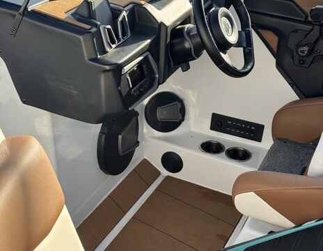 2024 Axis T235 wakesurf (16 people)