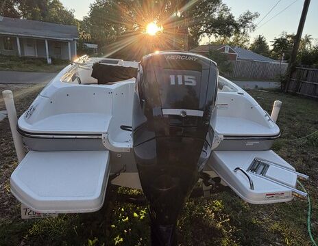 Sunny Escape — 18ft Bayliner Element