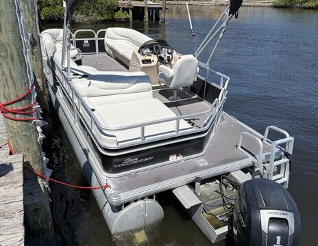 Sun Tracker Party Barge 22’