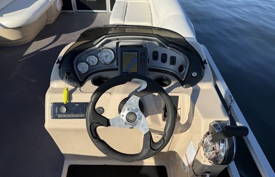 Sun Tracker Party Barge 22’