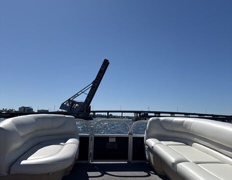 Sun Tracker Party Barge 22’