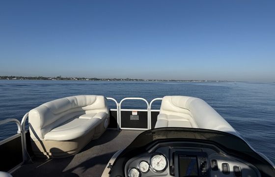 Sun Tracker Party Barge 22’