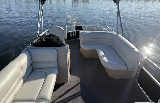 Sun Tracker Party Barge 22’