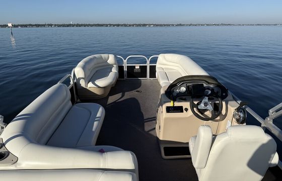 Sun Tracker Party Barge 22’