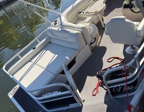 Sun Tracker Party Barge 22’