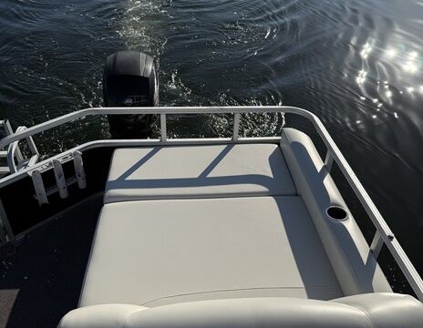 Sun Tracker Party Barge 22’