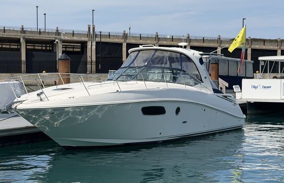 Luxurious 
37’ Sea Ray Sundancer out of Navy Pier Marina for up to 6!