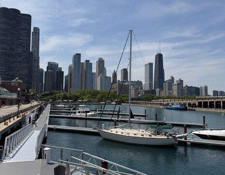 Luxurious 
37’ Sea Ray Sundancer out of Navy Pier Marina for up to 6!