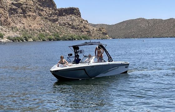 2018 Tige R23 – Premium Wake and Surf Boat | Perfect for Family Fun
