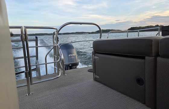 22' Tri-Toon (200hp Outboard)