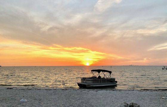 *Best Deal in Tampa Bay* - Comfortable, Luxury Toon - Captain Included