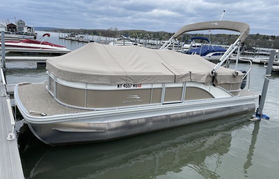 Weekly Rentals Only - 22' Tritoon Great shape and ready to go!
