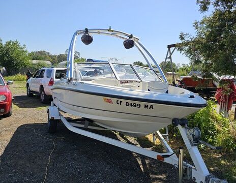 Awesome eighteen foot open bow bay liner, perfect for summertime, fun