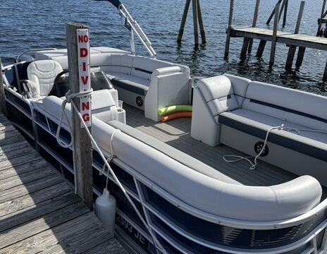 Luxury 22' Tritoon – Spacious, Smooth Ride & Family Fun