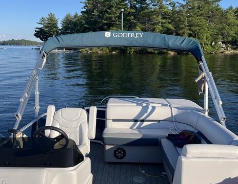 Luxury 22' Tritoon – Spacious, Smooth Ride & Family Fun