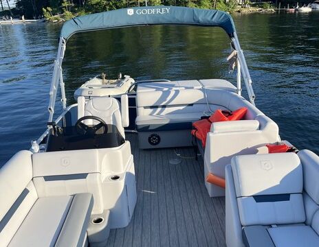 Luxury 22' Tritoon – Spacious, Smooth Ride & Family Fun
