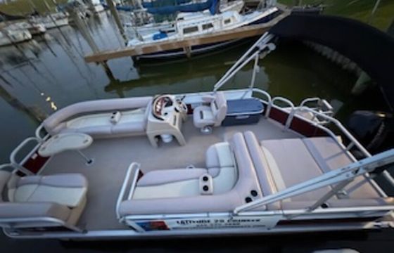 Family-Friendly Pontoon Cruises on Clear Lake – Captain Included