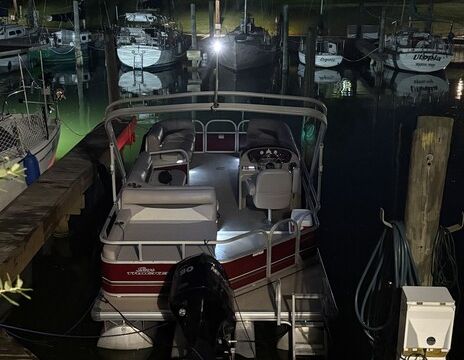 Family-Friendly Pontoon Cruises on Clear Lake – Captain Included