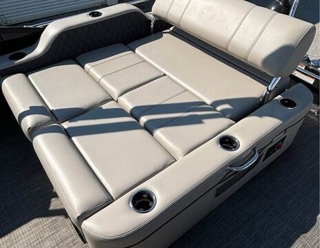 300hp Barletta 25' Ultimate Entertainer - water accessories included