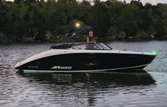 25 Foot twin engine Yamaha jet boat - Manatee  and Dolphin Safe!