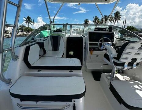 Relax & Refresh Aboard the 2012 30ft Robalo DC