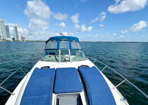 Stunning 35ft Sea Ray Sundancer Yacht in Miami for 12 Guests