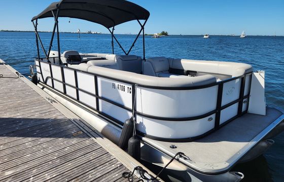 24' LUXURY TRI-TOON in South Tampa