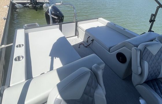 2025 Massimo 24Lounge w/200hp Mercury