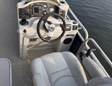 Quest Tritoon 150 — Relax, Swim & Explore