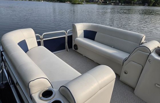 Quest Tritoon 150 — Relax, Swim & Explore