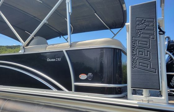 Fully Equipped Harris Tritoon – Bluetooth, Floating Mat, Lake Travis
