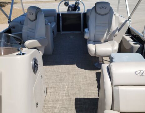 Fully Equipped Harris Tritoon – Bluetooth, Floating Mat, Lake Travis