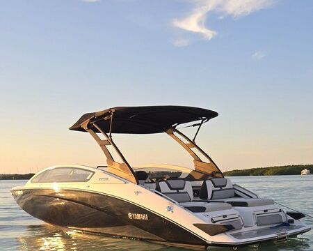 28ft  Yamaha **Fast and Luxurious** Sandbar FAVORITE tons of room***