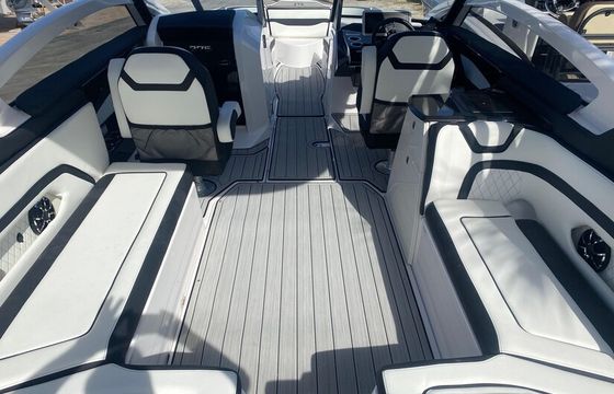28ft  Yamaha **Fast and Luxurious** Sandbar FAVORITE tons of room***