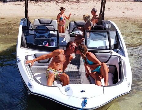 28ft  Yamaha **Fast and Luxurious** Sandbar FAVORITE tons of room***