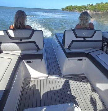 28ft  Yamaha **Fast and Luxurious** Sandbar FAVORITE tons of room***